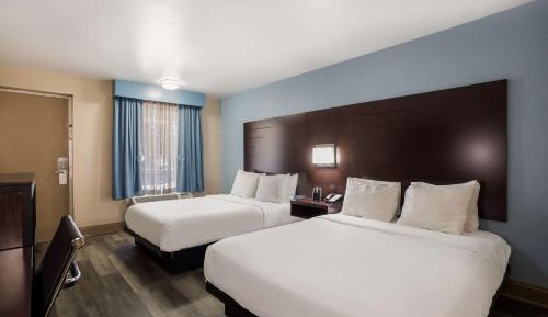 Queen Room with Two Queen Beds and Mobility Accessible Bathtub
