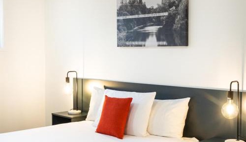 Queen Suite with Kitchen (No Pets)