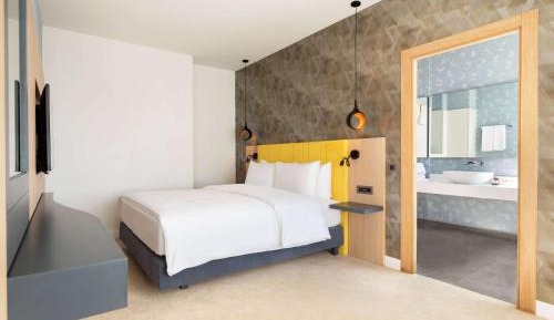 King Suite - Non-Smoking