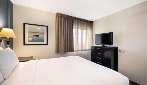 One-Bedroom Queen Suite