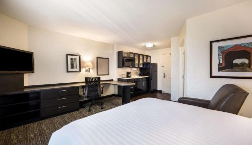 Studio Queen Suite with Bathtub - Mobility Accessible 