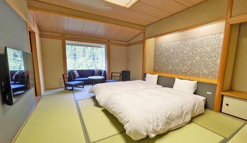 Standard Japanese Style (16.5 tatami) room with 2 Single Beds and 2 Futons