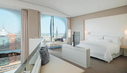Maisonette Suite, Bi-level Suite, 1 King, City/Elbe view