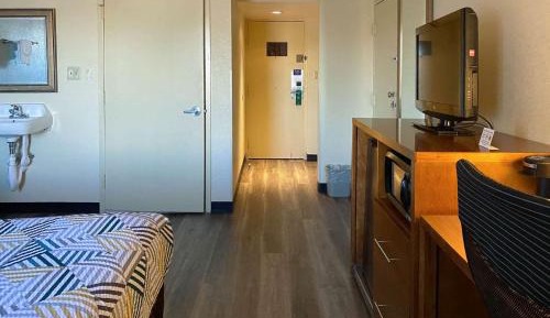 Queen Room - Disability Access - Non-Smoking