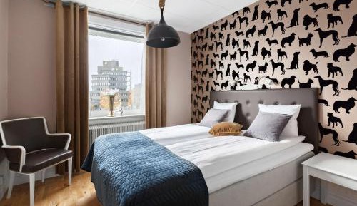 Business Queen Room