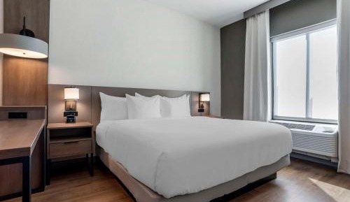 King Room with Roll-In Shower - Disability Access/Non Smoking