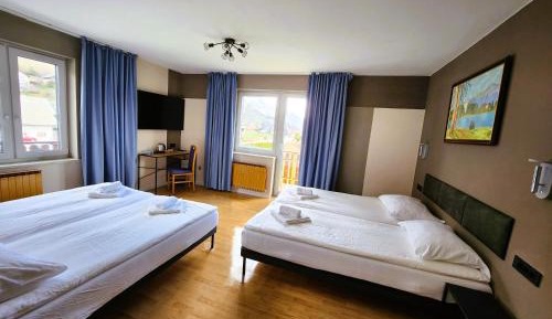 Quadruple Room with Private Bathroom