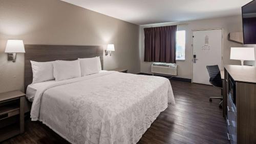King Room with Mobility Accessible Roll-In Shower