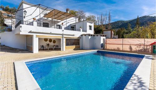 Three-Bedroom Holiday Home 