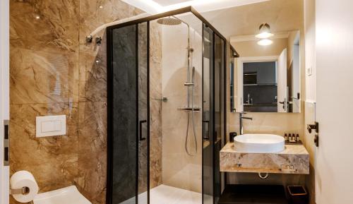 Deluxe One-Bedroom Apartment with Balcony