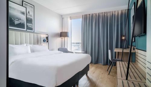 Superior Room with Runway View