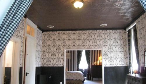 Deluxe Queen Suite