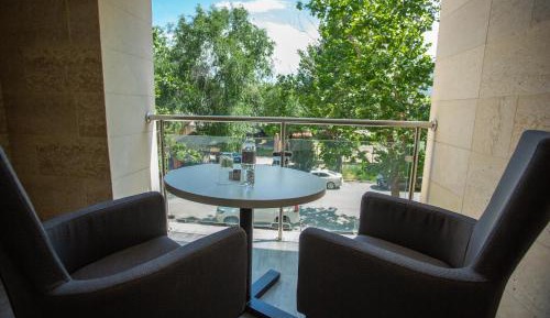 Deluxe Double Room (1 adult + 1 child)