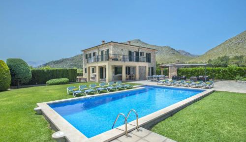 Six-Bedroom Villa 