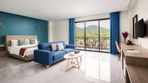 Deluxe Double Room with Pool and Mountain View