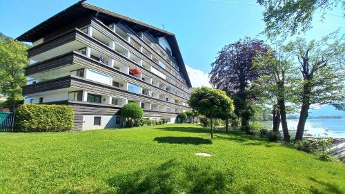 Apartment with Lake View