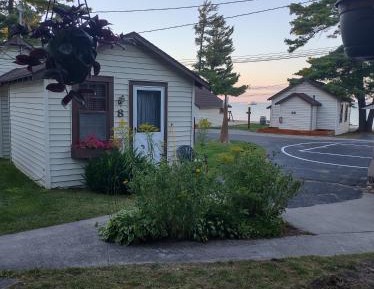 Single Room Cotttage with one Queen Bed