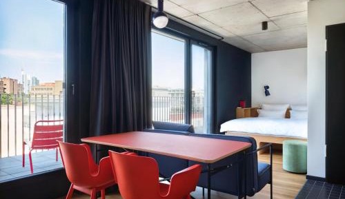 Deluxe Apartment with Balcony and King-Size-Bed