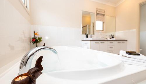Cottage with Spa Bath