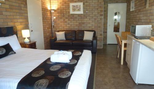 Standard Queen Room with One Queen Bed