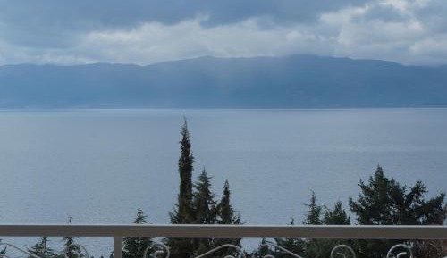  Deluxe Three-Bedroom Apartment with Lake View 