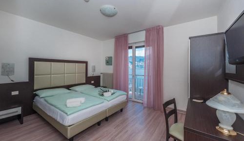 Double Room with Balcony and Lake View