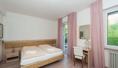 Double Room with Balcony and Garden View