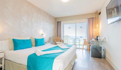 Double or Twin Room with Sea View