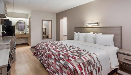 Suite King with Kitchenette Spa Bath Smoke Free
