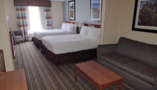 Deluxe Queen Suite