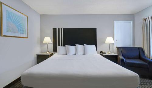 Deluxe King Room - Non-Smoking