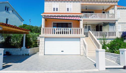 One-Bedroom Apartment with Balcony