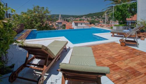 One-Bedroom Apartment with Balcony