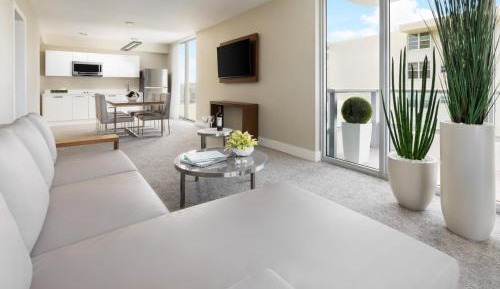 Grand Deluxe Corner One Bedroom King Suite with Balcony