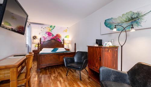 Superior Queen Room with Private Bathroom