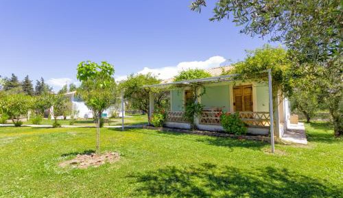 Two-Bedroom House with Sharing Pool - Green
