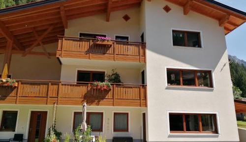 Apartment with Mountain View