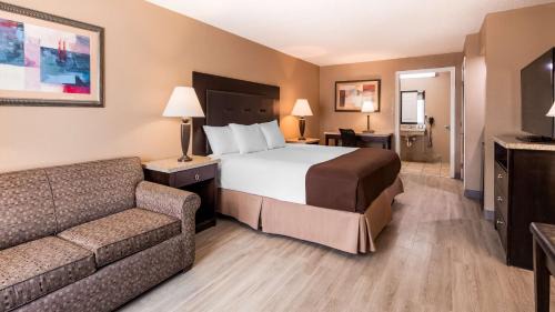 King Room with Sofa Bed and Roll-In Shower - Disability Access/Non-Smoking