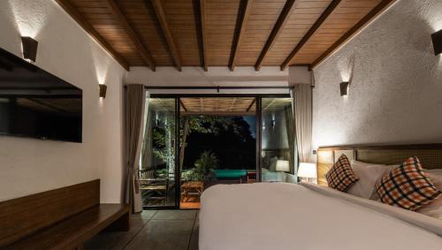 Deluxe Double or Twin Room with Pool View