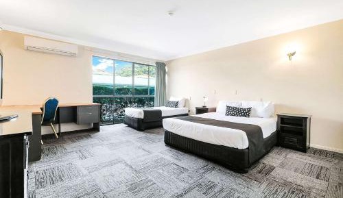 Queen Room with One Single Bed - Non-Smoking