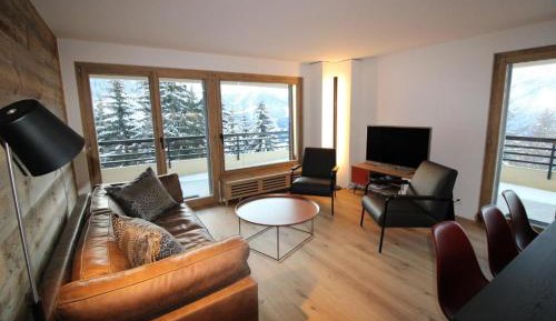 Apartment with Mountain View