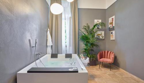 Deluxe Suite with Spa Bath