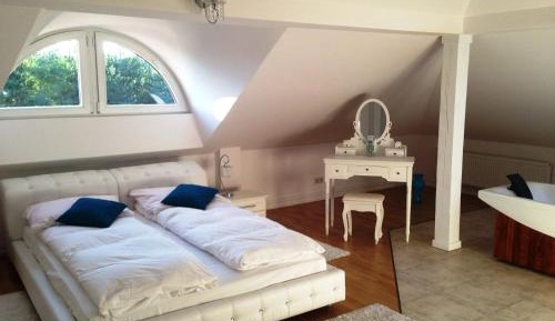 Deluxe Suite with Spa Bath