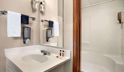Queen Room with Hearing Impaired Access - Non-Smoking