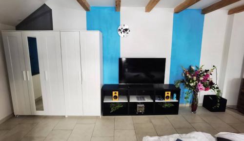 Deluxe Studio