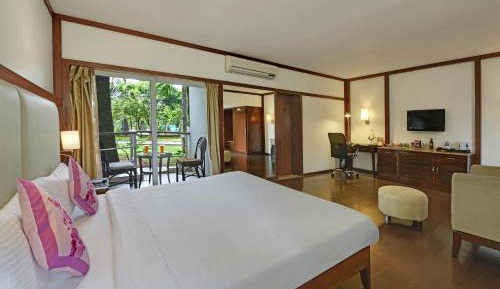 Deluxe King Room With Bath tub & 15% discount on Food & Beverages