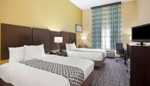 Queen Room with Two Queen Beds and Bath Tub - Mobility/Hearing Access - Non-Smoking