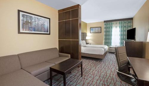 Deluxe King Room with Bath Tub - Mobility/Hearing Accessible - Non-Smoking