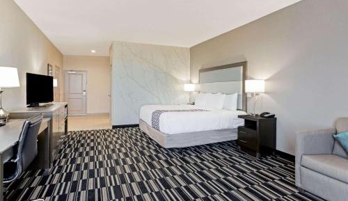 King Room with Roll-In Shower - Mobility/Hearing Accessible - Non-Smoking
