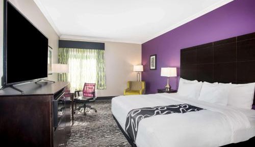 King Room with Bath Tub - Mobility/Hearing Accessible - Non-Smoking